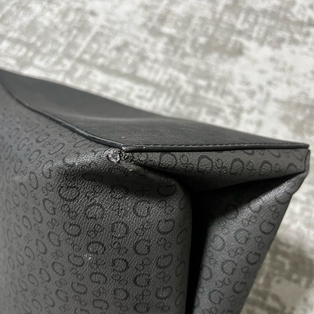 Guess purse - Picture 8 of 9